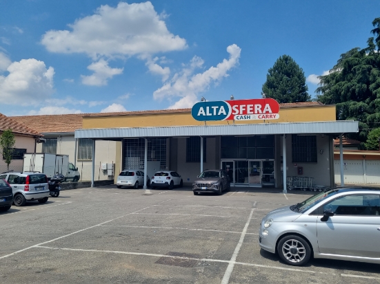 Punto vendita Altasfera Vignola: vista esterna con parcheggio