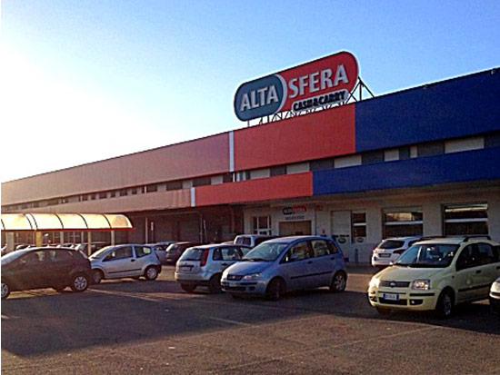 Ingresso esterno e parcheggio del punto vendita Altasfera Cash & Carry